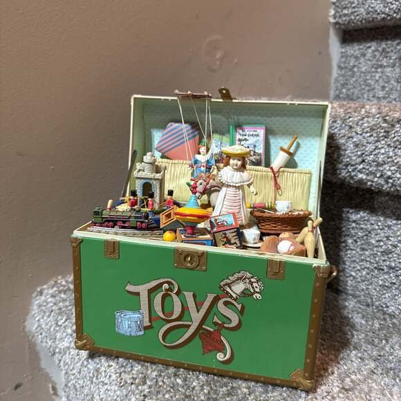 ENESCO Peter Pan ENESCO TREASURE CHEST of Toys オルゴール Treasure